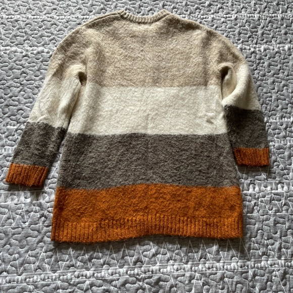 sweater - Picture 2 of 5